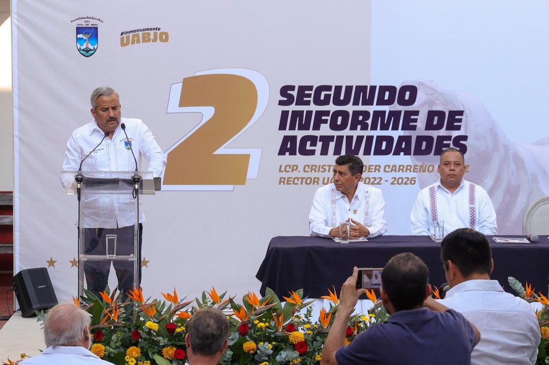 Asiste Gobernador de Oaxaca a segundo informe de actividades del Rector de la UABJO