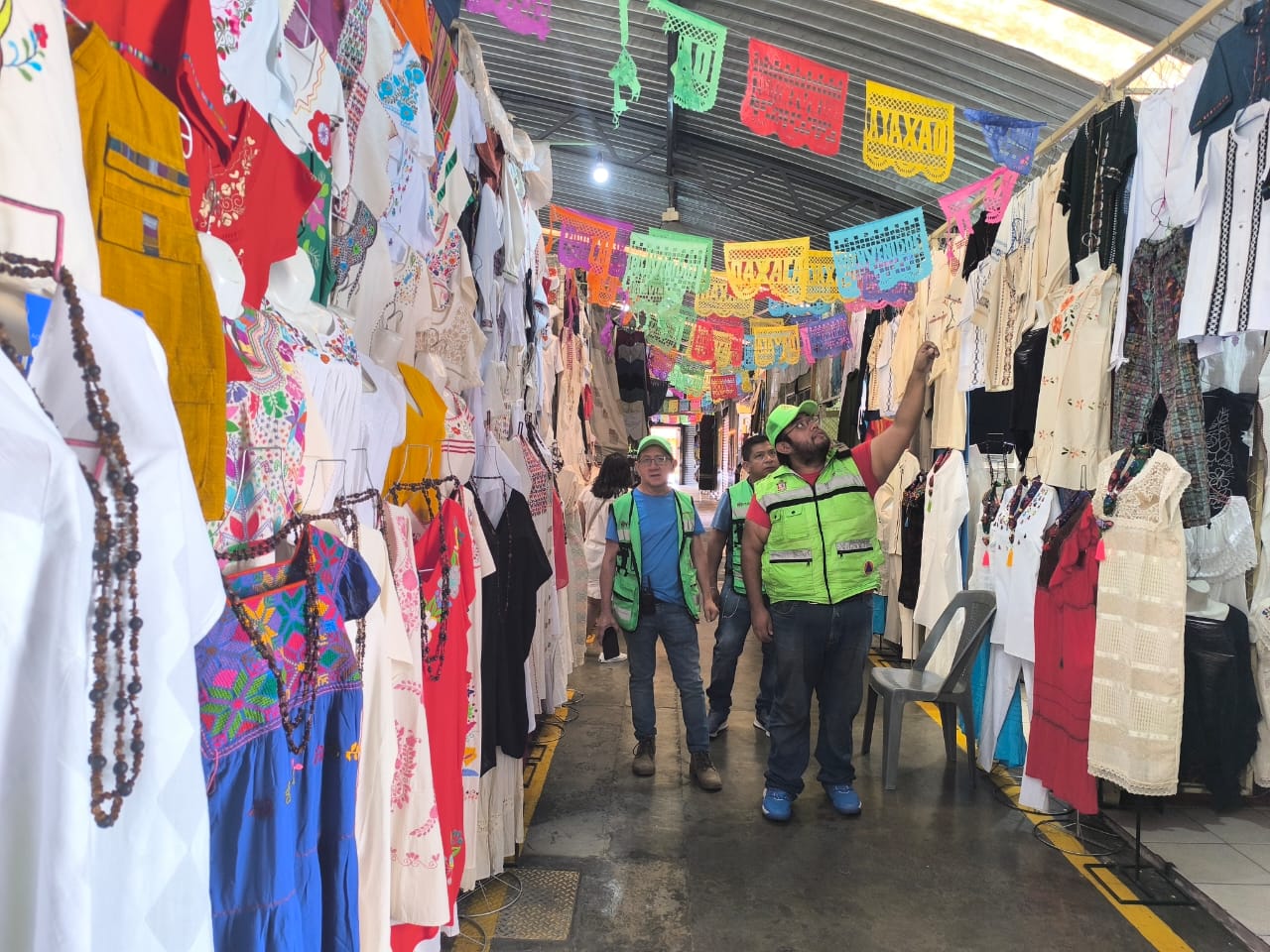 Supervisan y fomentan medidas de prevención y seguridad en mercados públicos de Oaxaca