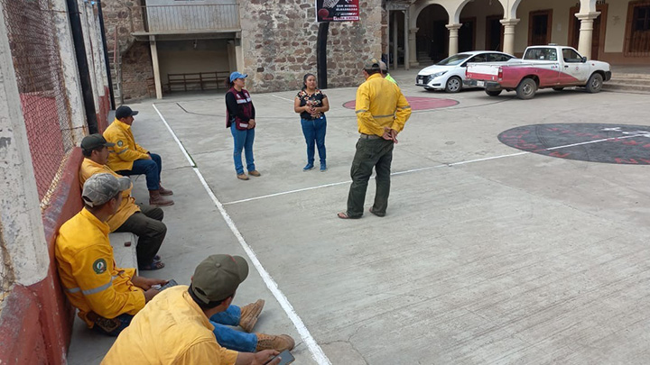 A salvo 6 personas extraviadas en incendio en Albarradas, Mitla