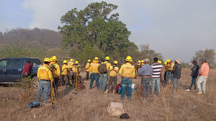 Continúa la atención de incendio forestal en San Francisco Telixtlahuaca