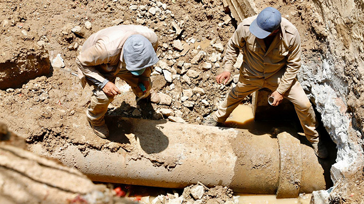 Atienden reparación de fuga de agua en zona nororiente de la capital oaxaqueña