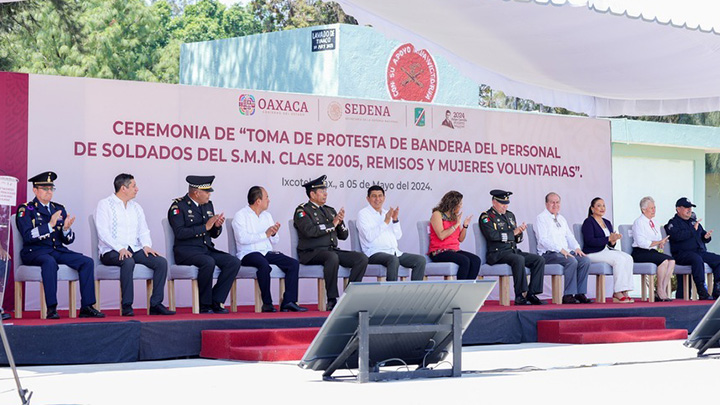 Atestigua Salomón Jara Toma de Protesta de Bandera a soldados del SMN Clase 2005 y mujeres voluntarias