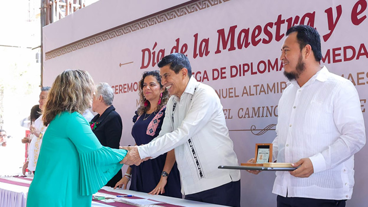 Reconocen labor de maestras y maestros oaxaqueños