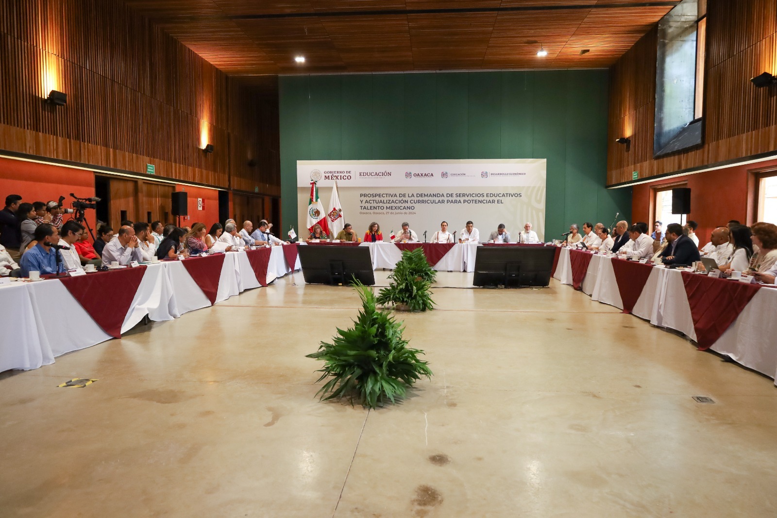 Realizan encuentro regional Prospectiva de la demanda de servicios educativos