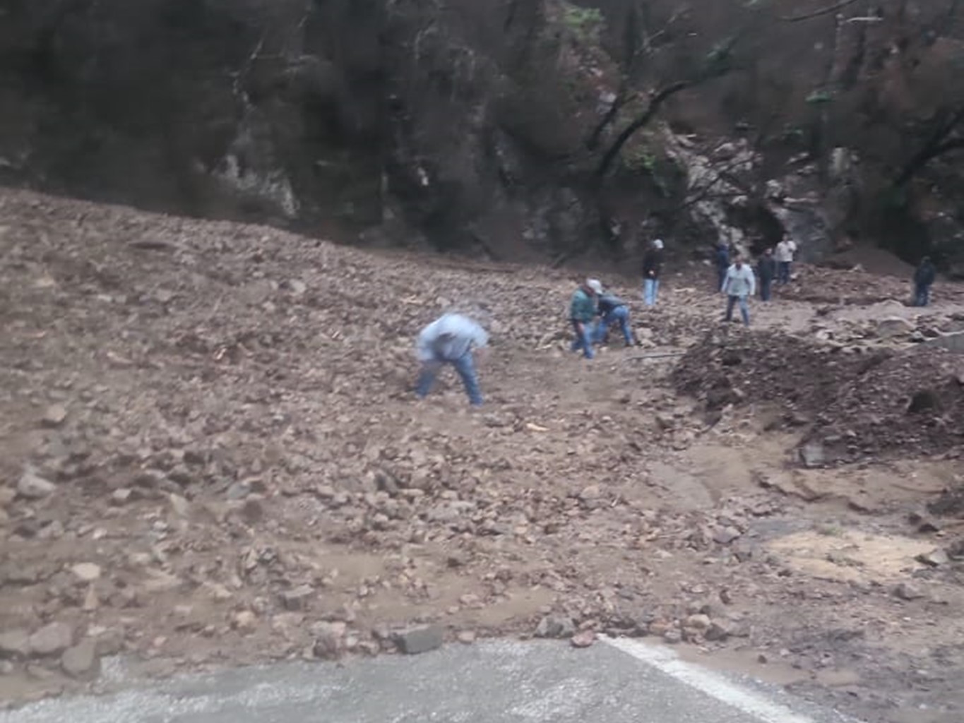 Cierran la circulación a la Sierra de Juárez por deslizamiento de lodo y piedras