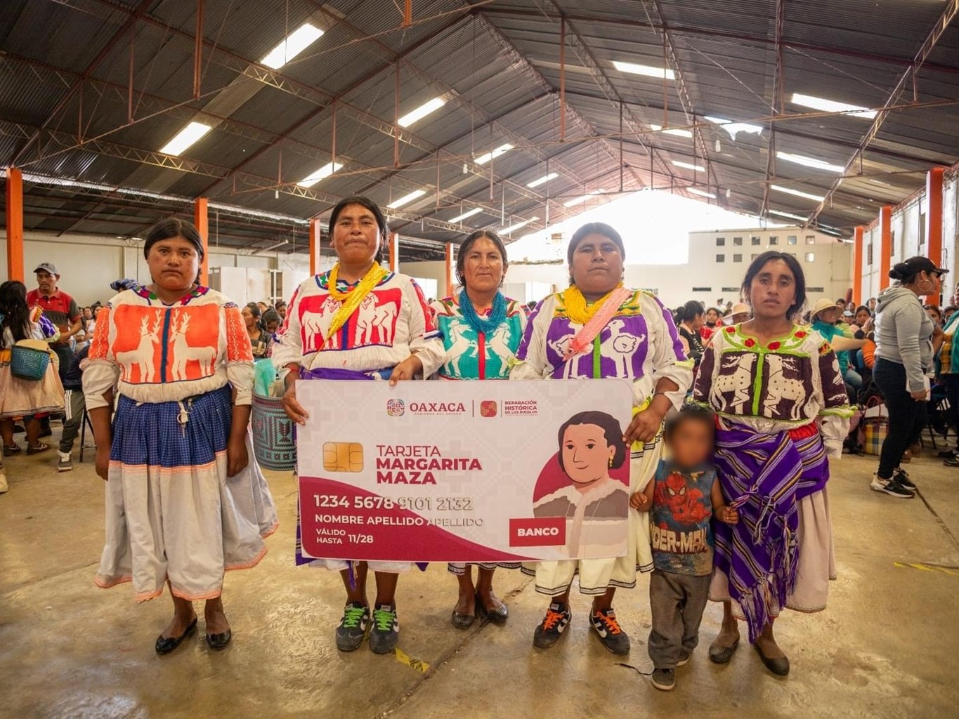 Entregan 432 Tarjetas Margarita Maza en la región Mixteca