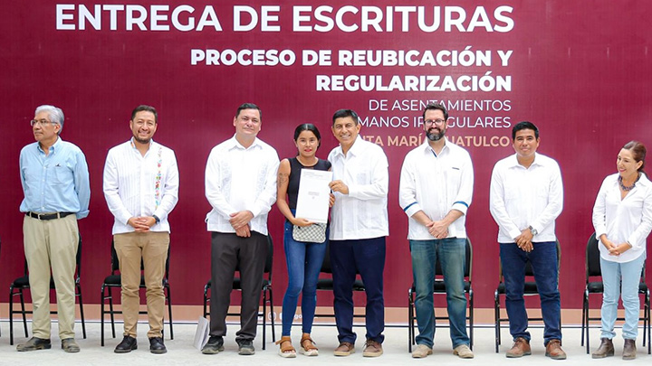Nos cambió la vida; gracias al Presidente y al Gobernador: familias huatulqueñas