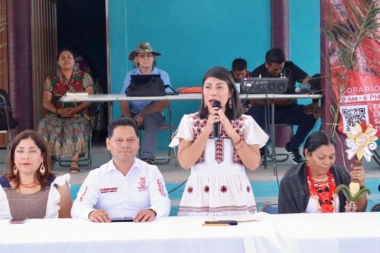 Refrenda Gobierno de Oaxaca compromiso con artesanas de San Marcos Tlapazola