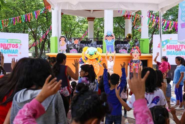 Niñas, niños y adolescentes disfrutan de Minutos para Imaginar en el parque DIF