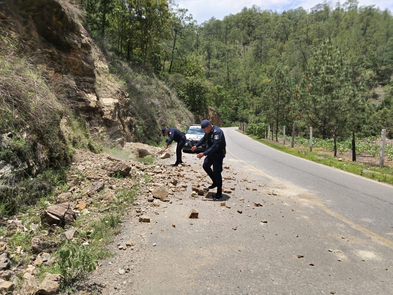 Exhorta Policía Vial a transitar con precaución en carreteras ante derrumbes y afectaciones