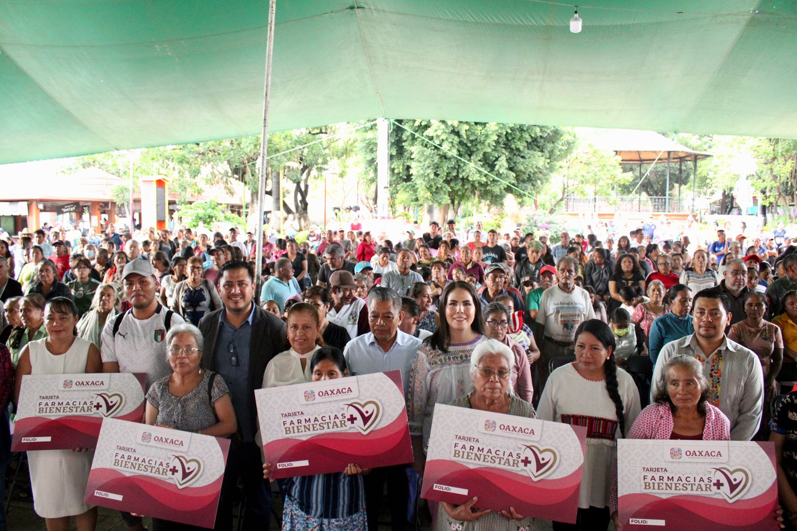 Entregan tarjetas de Farmacias Bienestar en municipios de Valles Centrales
