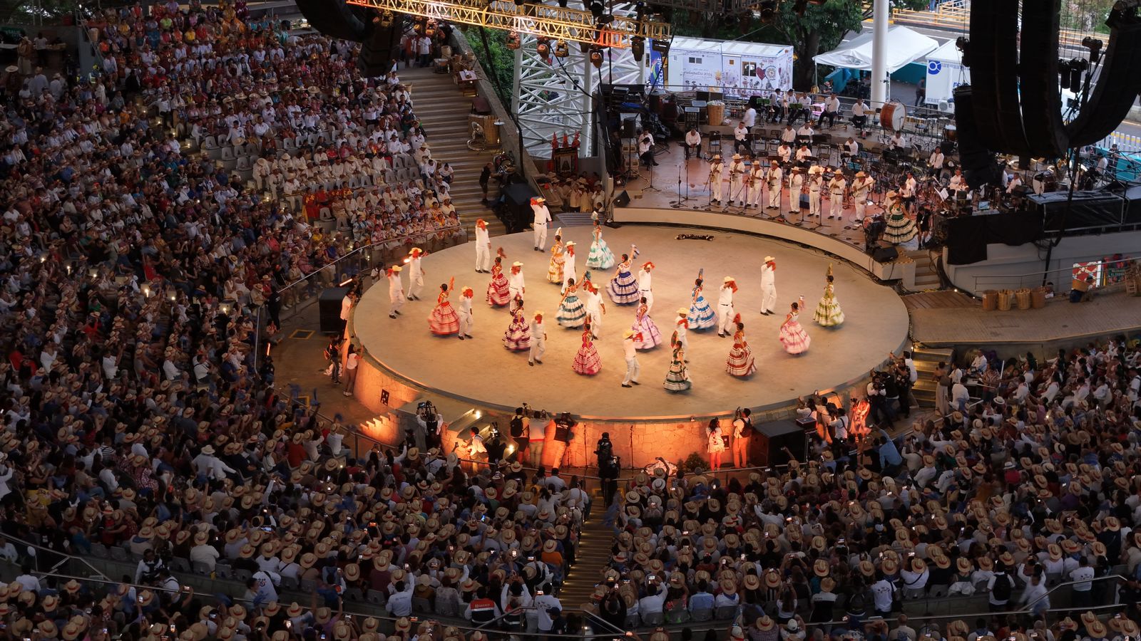 Cautiva cultura y tradiciones en la edición vespertina de la Guelaguetza 2024