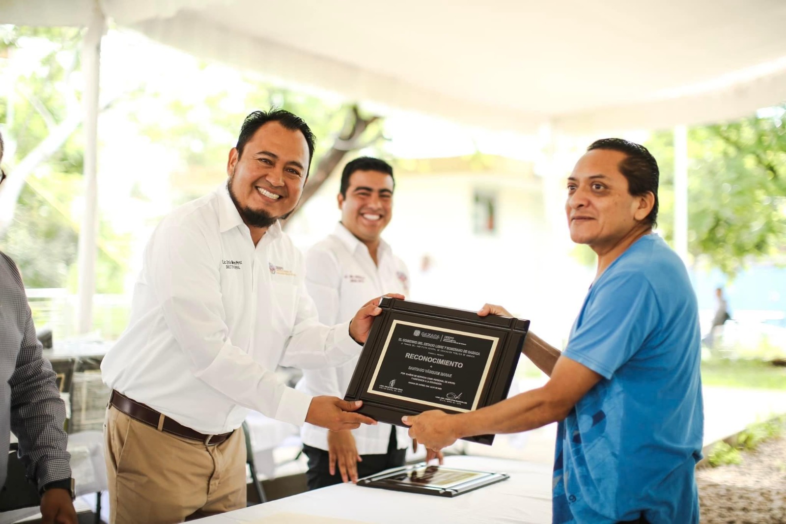 Entrega IEEPO reconocimientos y estímulos económicos a personal administrativo