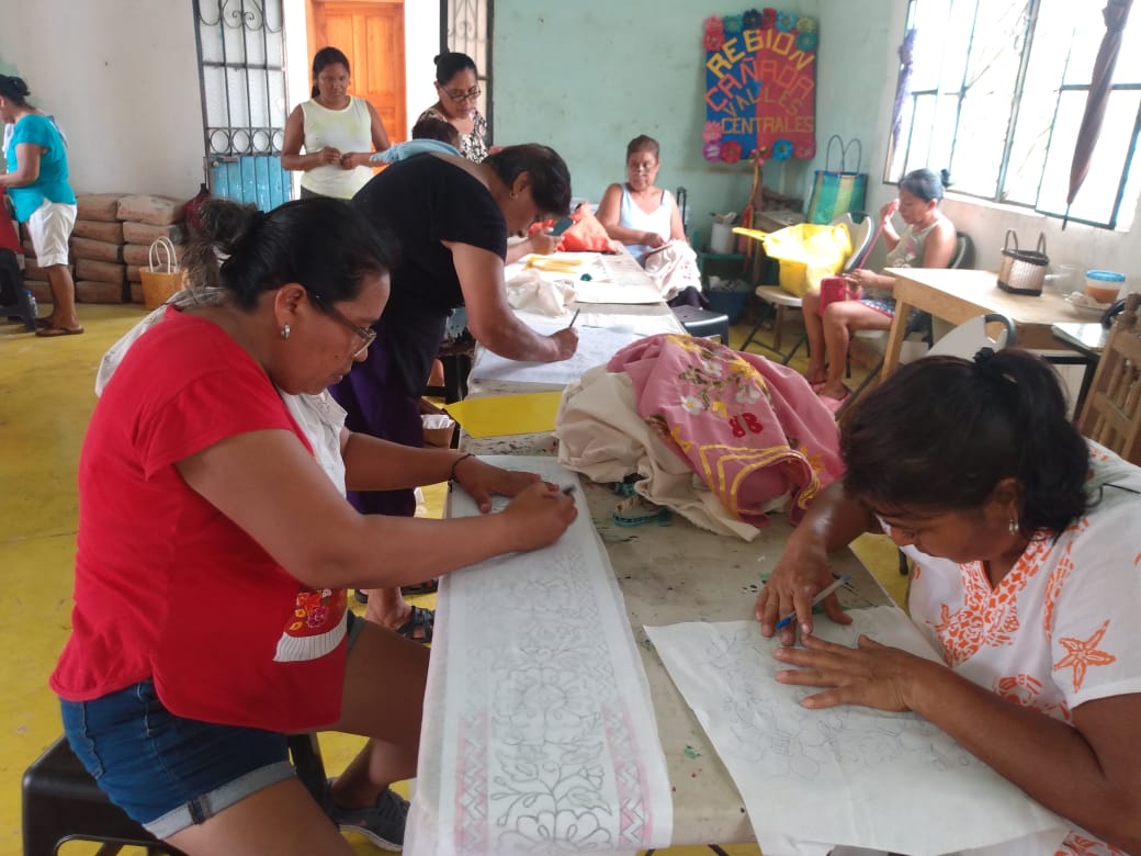 Instructora y alumnas del Icapet bordan huipiles para presentación de la Guelaguetza 2024
