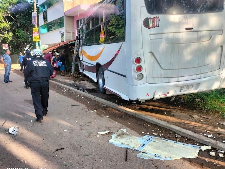 Reporta Policía Vial Estatal tránsito lento por accidente en carretera 190