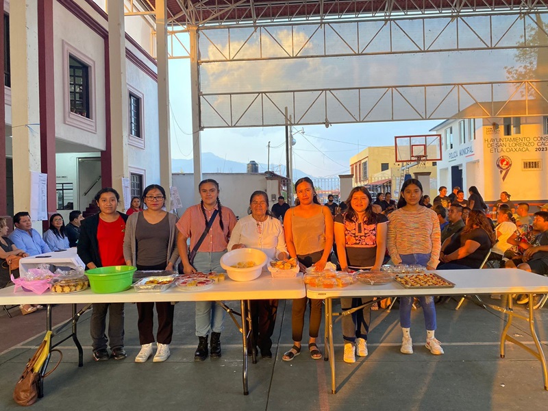 Jóvenes de San Lorenzo Cacaotepec se capacitan en materia laboral