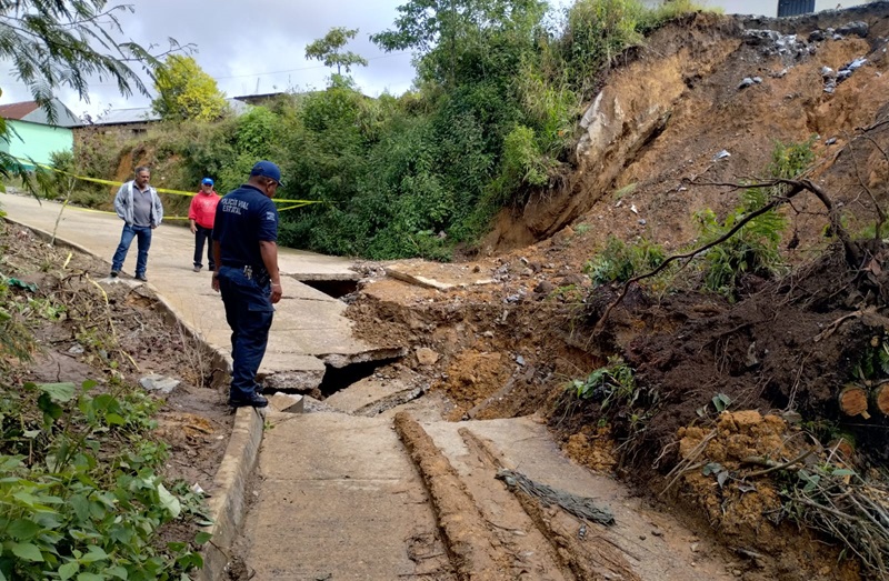 Cerrada circulación de carretera local en la Sierra de Flores Magón