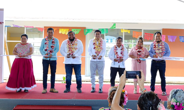 Inaugura Gobernador Salomón Jara aulas educativas en Juchitán de Zaragoza
