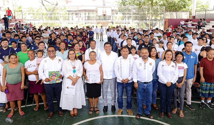Refrenda Gobierno de Oaxaca combate al rezago educativo en San Pedro Pochutla