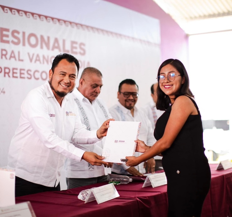 Entrega IEEPO 387 títulos profesionales a personas egresadas normalistas