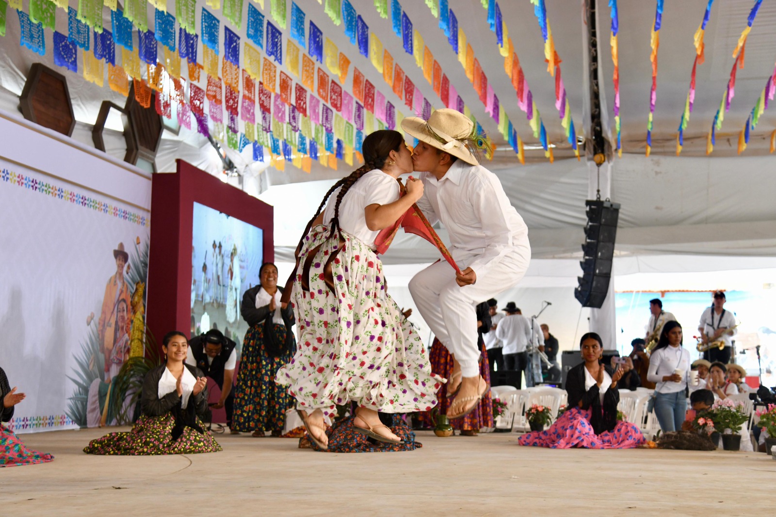 Con gran alegría y color celebran la Guelaguetza Ní Wan do’o en la Sierra Sur 