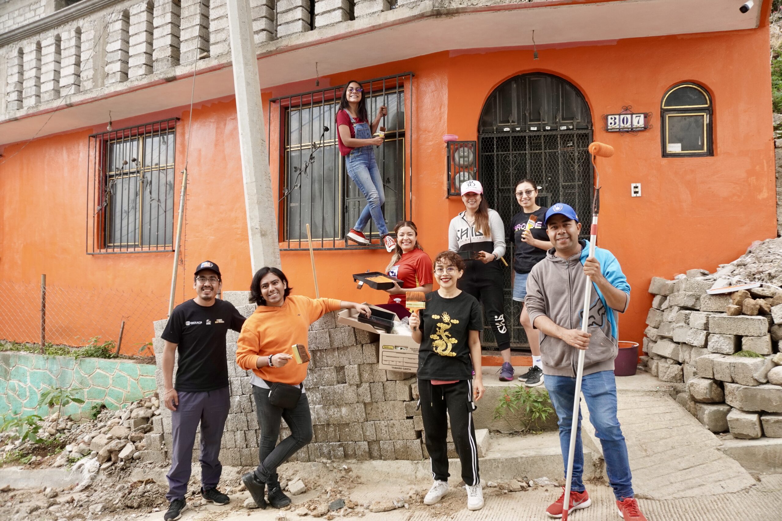 Este domingo se realizó un Tequio Bienestar #FachadasPrimavera en la colonia Pintores de la capital oaxaqueña