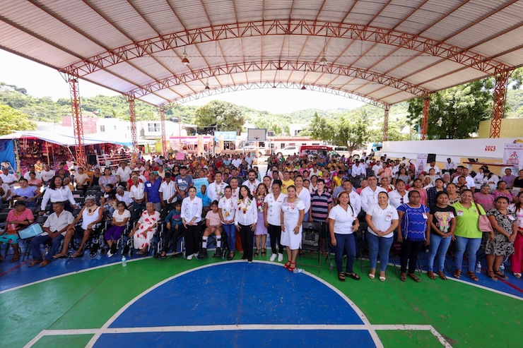 Habitantes de la Costa reciben la atención del Sistema DIF Oaxaca
