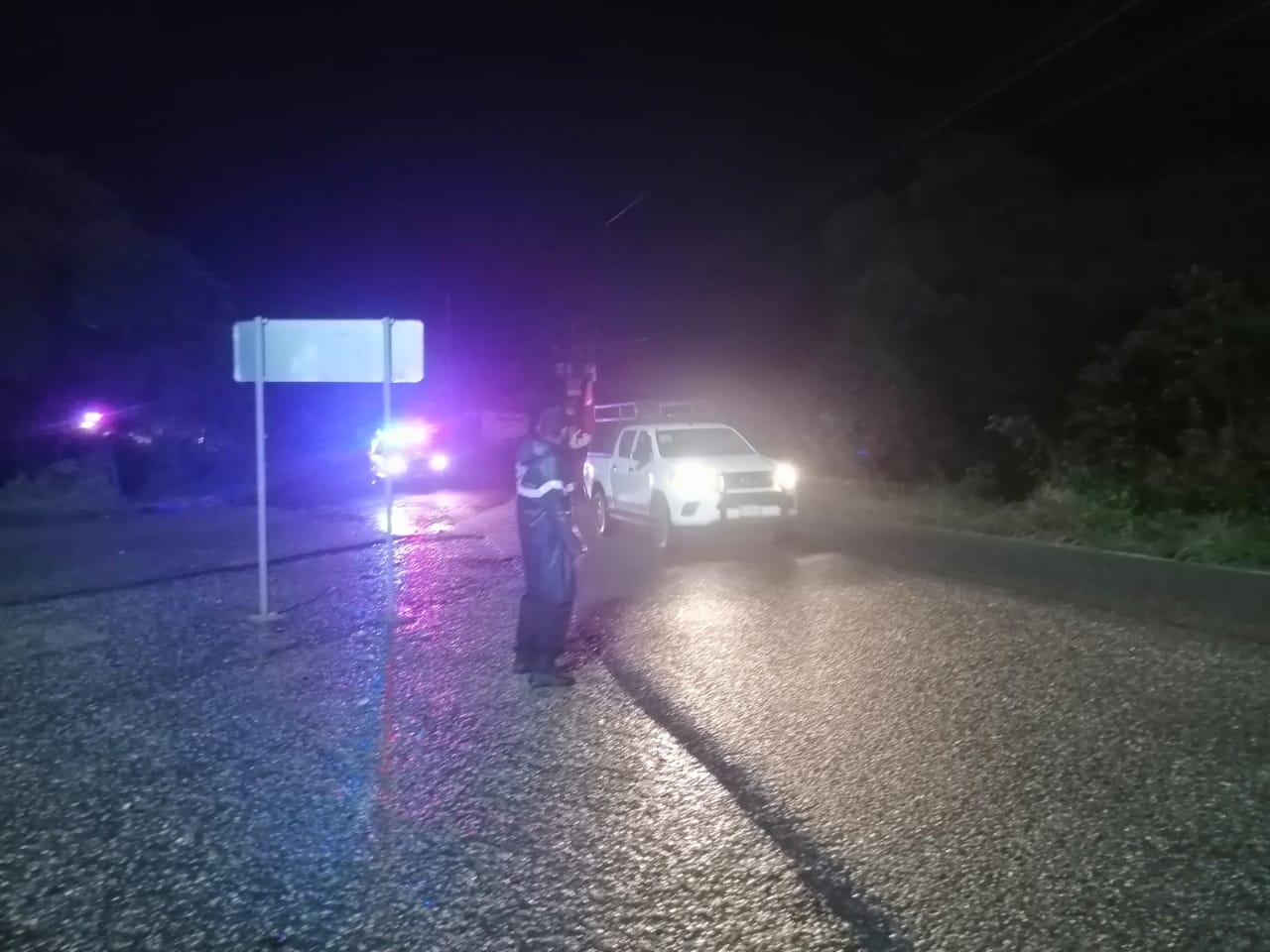 Habilitan carril en Carretera Federal 200 a la altura de Río La Arena