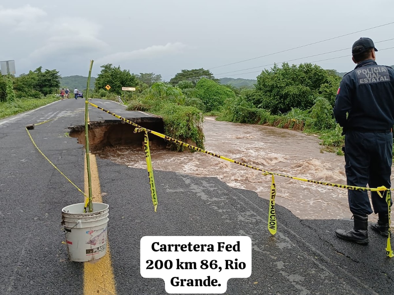 Cerrado el paso en la Carretera Federal 200 a la altura de Puente Mancuernas