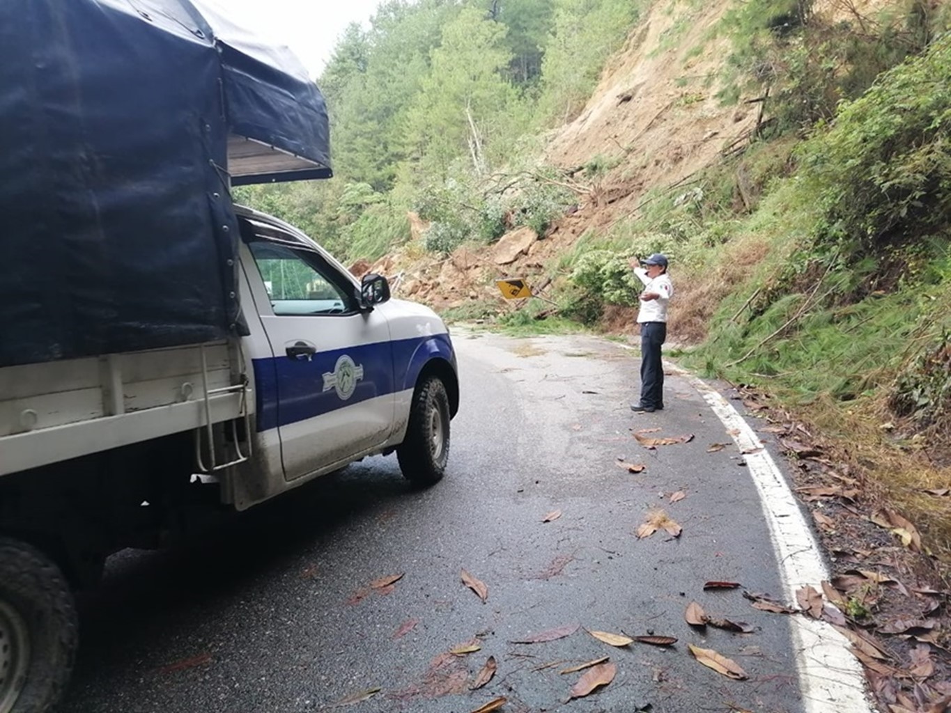 Habilitan carril en carretera local 178 Juquila-Río Grande