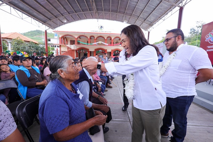 Continúa DIF Oaxaca con la entrega de programas a quienes más lo necesitan en la Sierra Sur