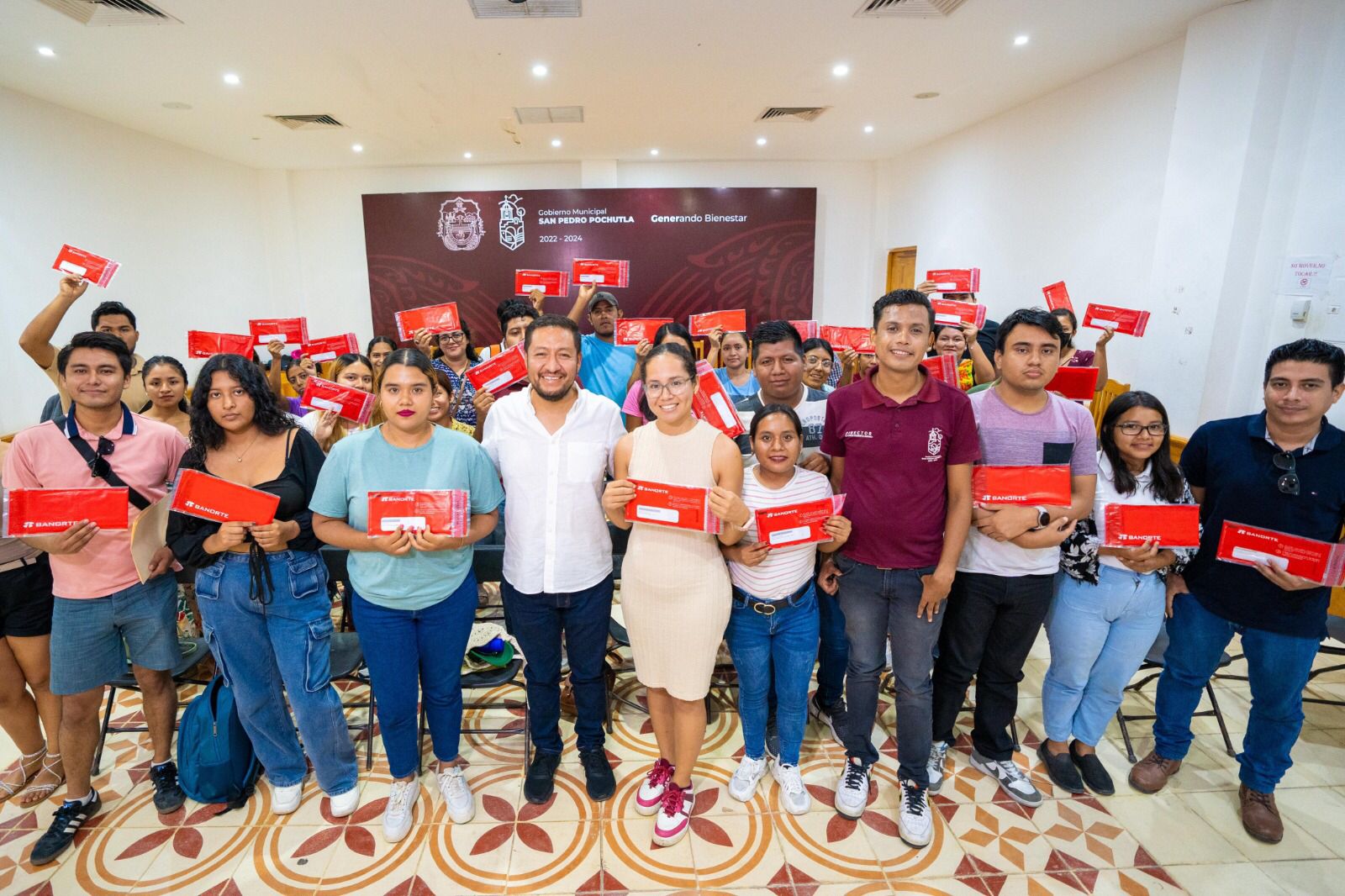 Entregan en San Pedro Pochutla tarjetas del programa Mi Primera Chamba, Experiencia que Transforma