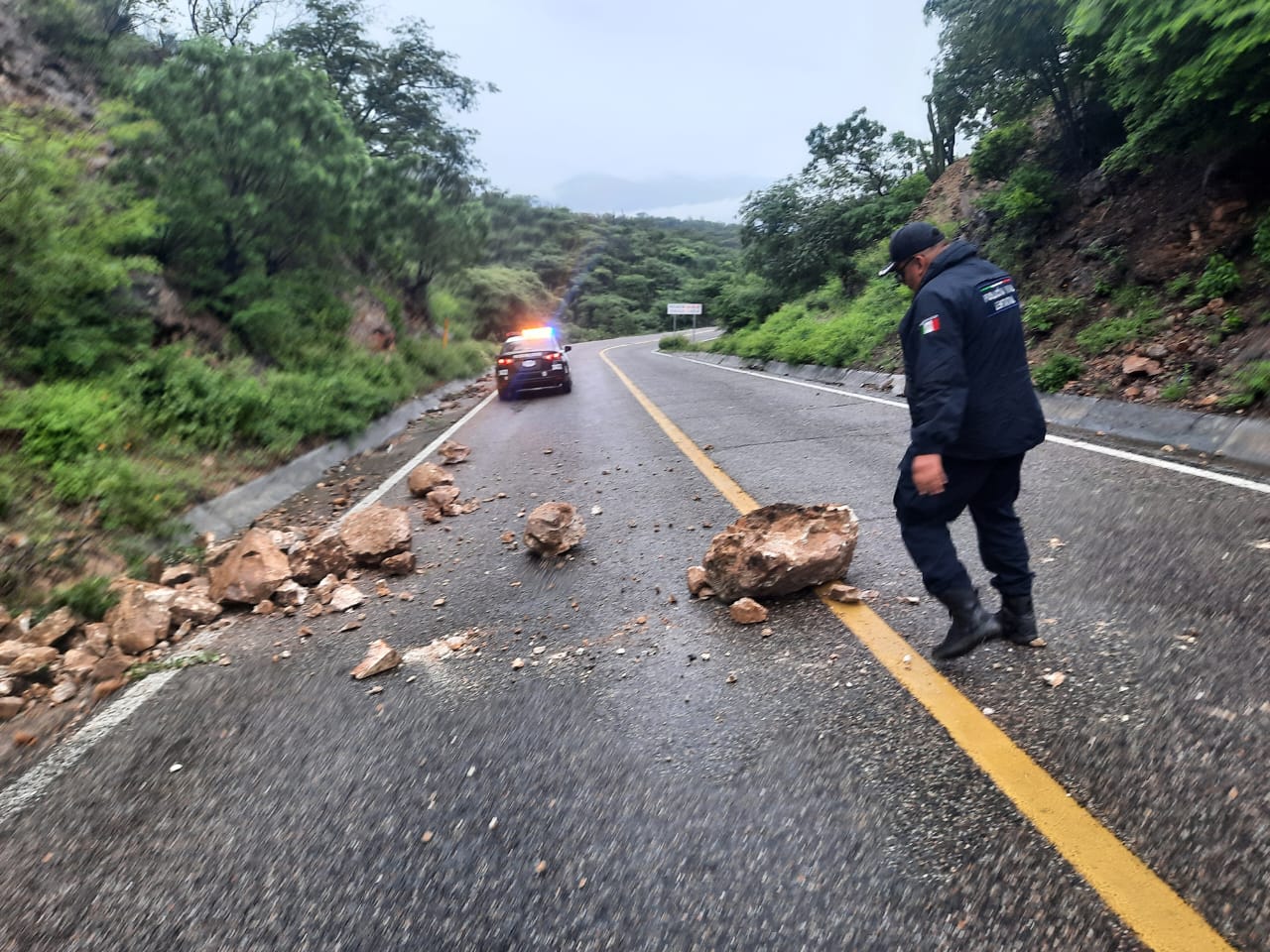 Informan derrumbes en la Carretera Federal 190, tramo Tlacolula de Matamoros – El Camarón