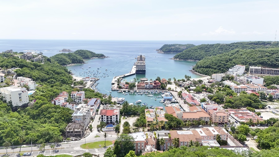 Arriba crucero Nieuw Amsterdam, estima derrama económica por más de 2.5 mdp en Huatulco