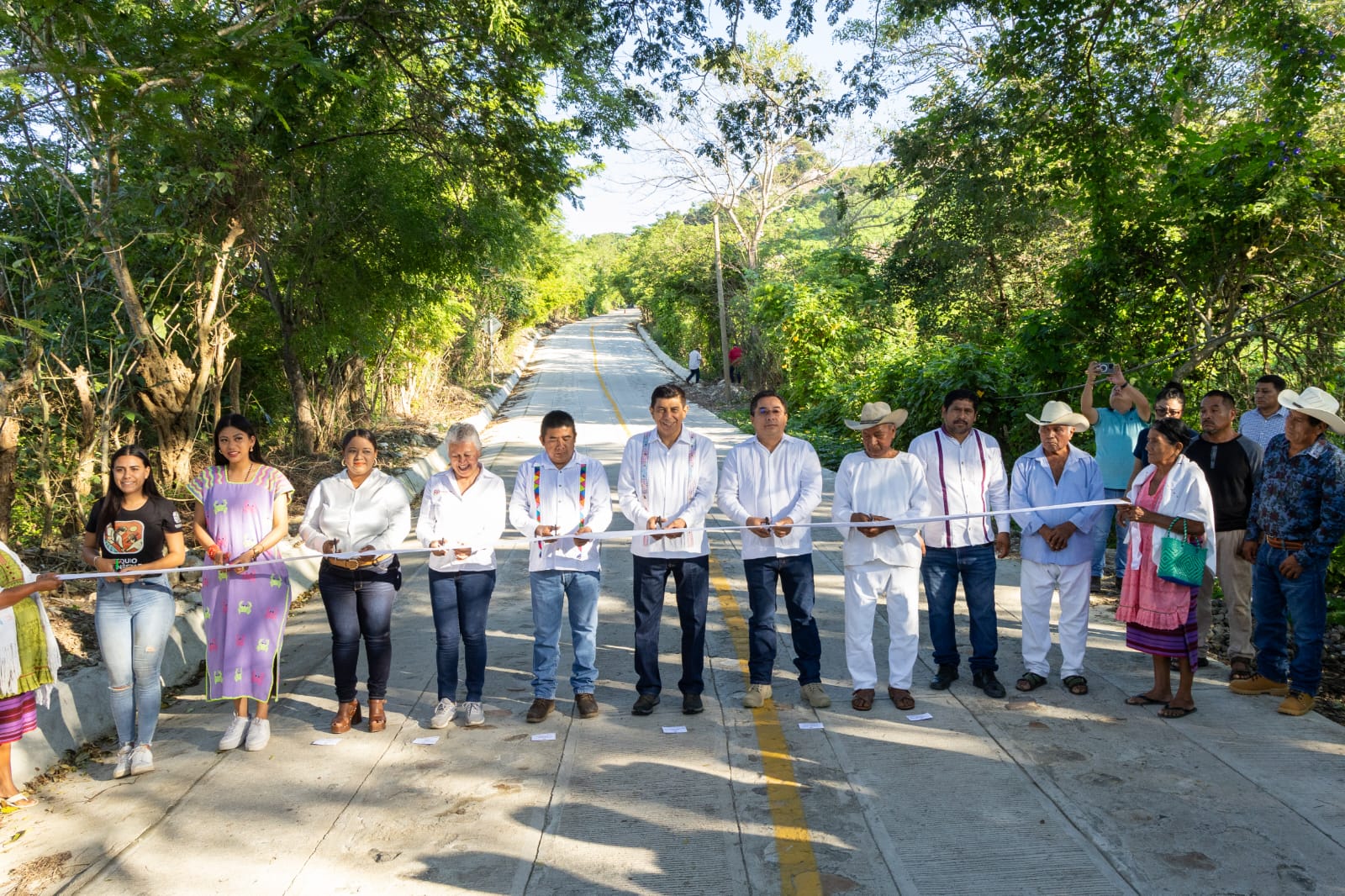 Entregan Camino Artesanal que conectará a Santa María Jicaltepec con Santiago Pinotepa Nacional