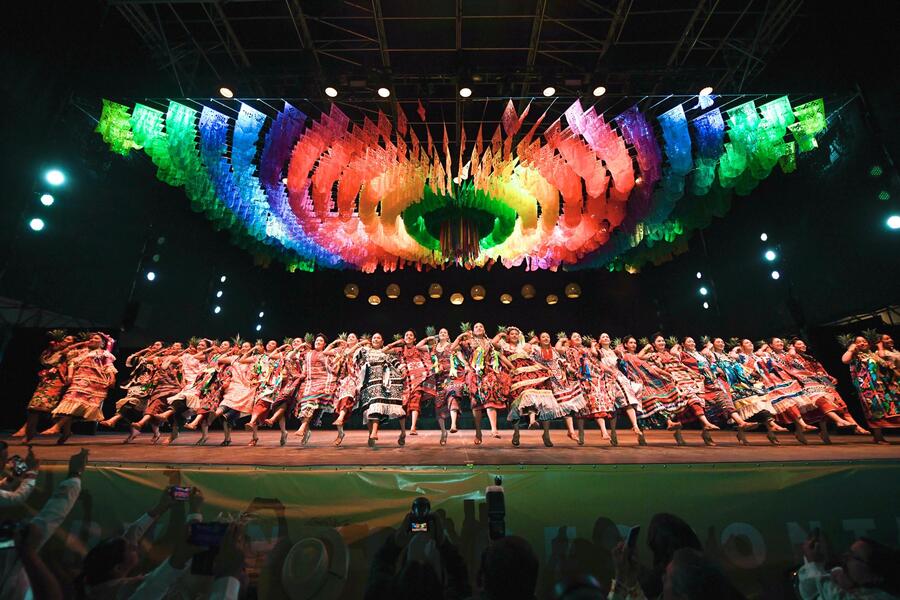 Miles de personas disfrutan de la cultura y arte de Oaxaca en el FIC