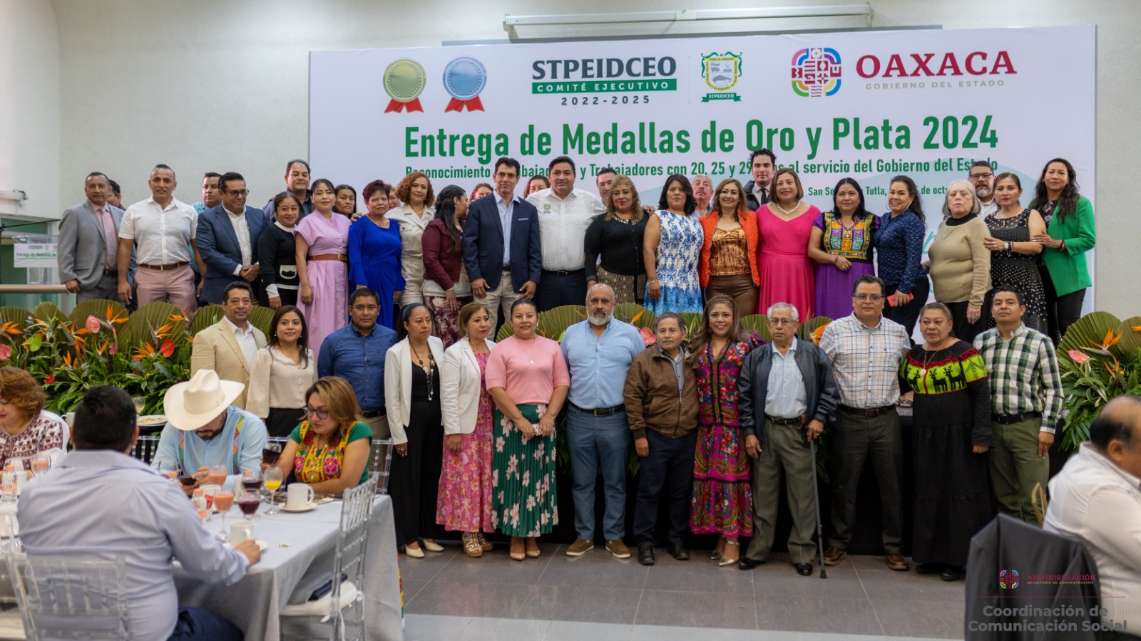 Gobierno de Oaxaca reconoce Trayectoria Profesional con entrega de Medallas de Oro y Plata