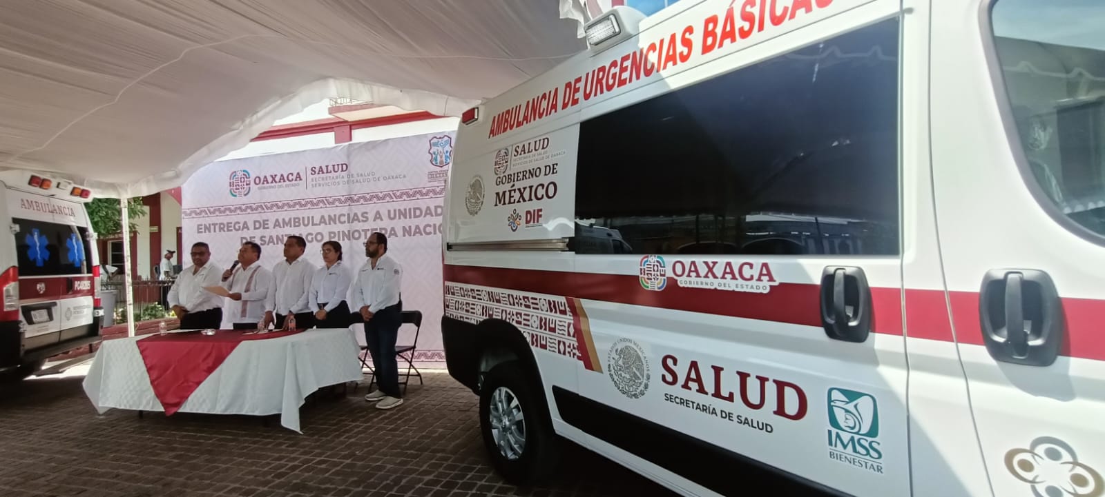 Entregan ambulancias en beneficio de la población de Santiago Pinotepa Nacional