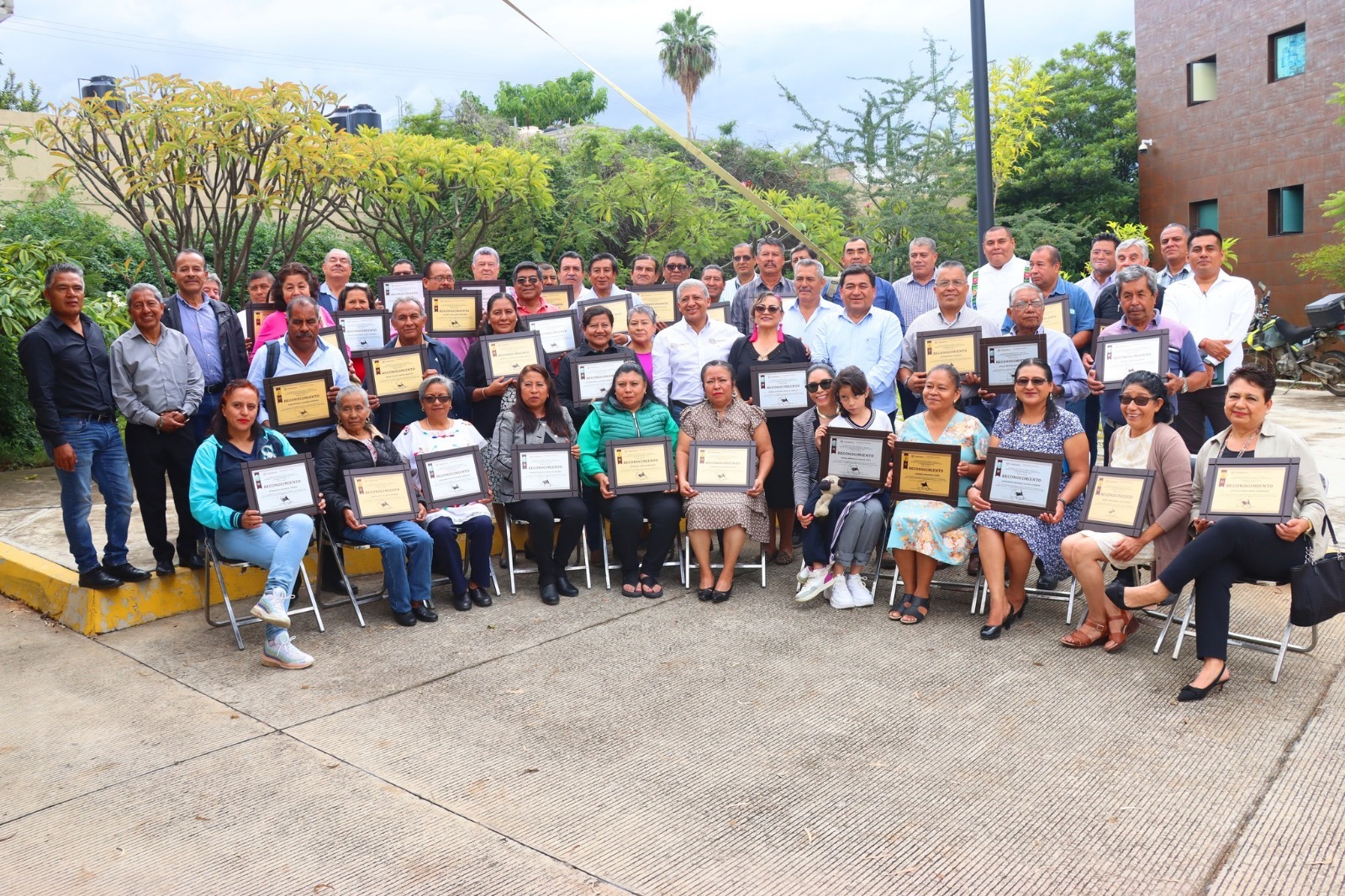 Reconocen a personal de la Sefader por sus años de servicio