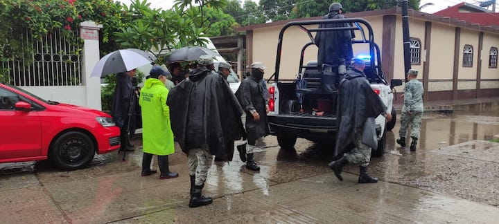 Policía Vial Estatal brinda apoyo para la evacuación de personas en Juchitán