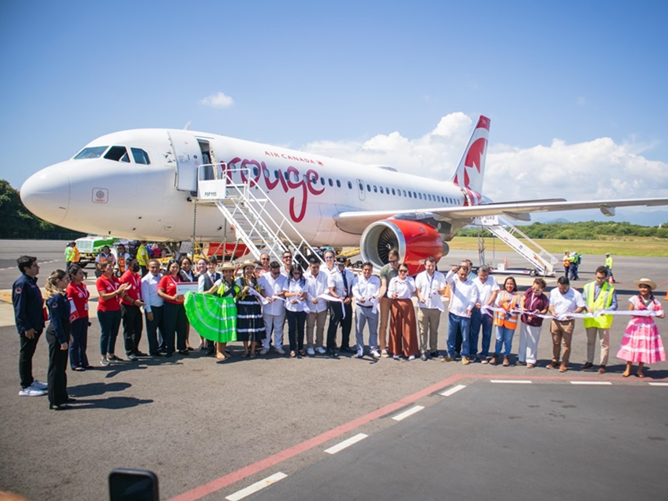 Llega primer vuelo de Air Canadá a Santa María Huatulco