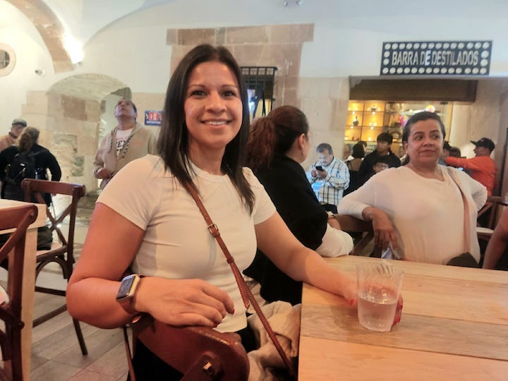 Visitantes extranjeros admiran la gastronomía oaxaqueña en el FIC