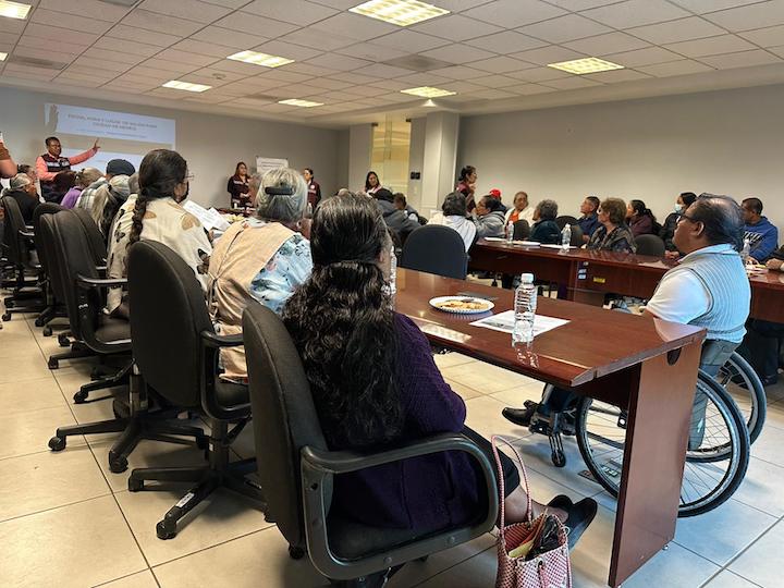 Personas mayores beneficiarias del programa Gozona Familiar son capacitadas para poder reencontrarse con hijas e hijos migrantes