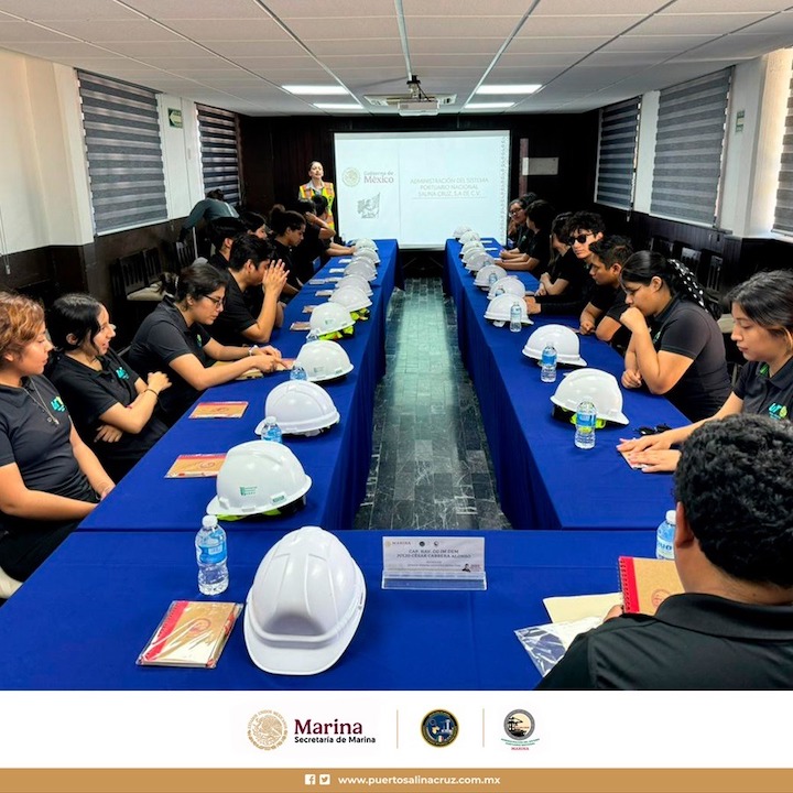 UTVCO primera universidad oaxaqueña en recorrer las instalaciones de la Asipona en Salina Cruz