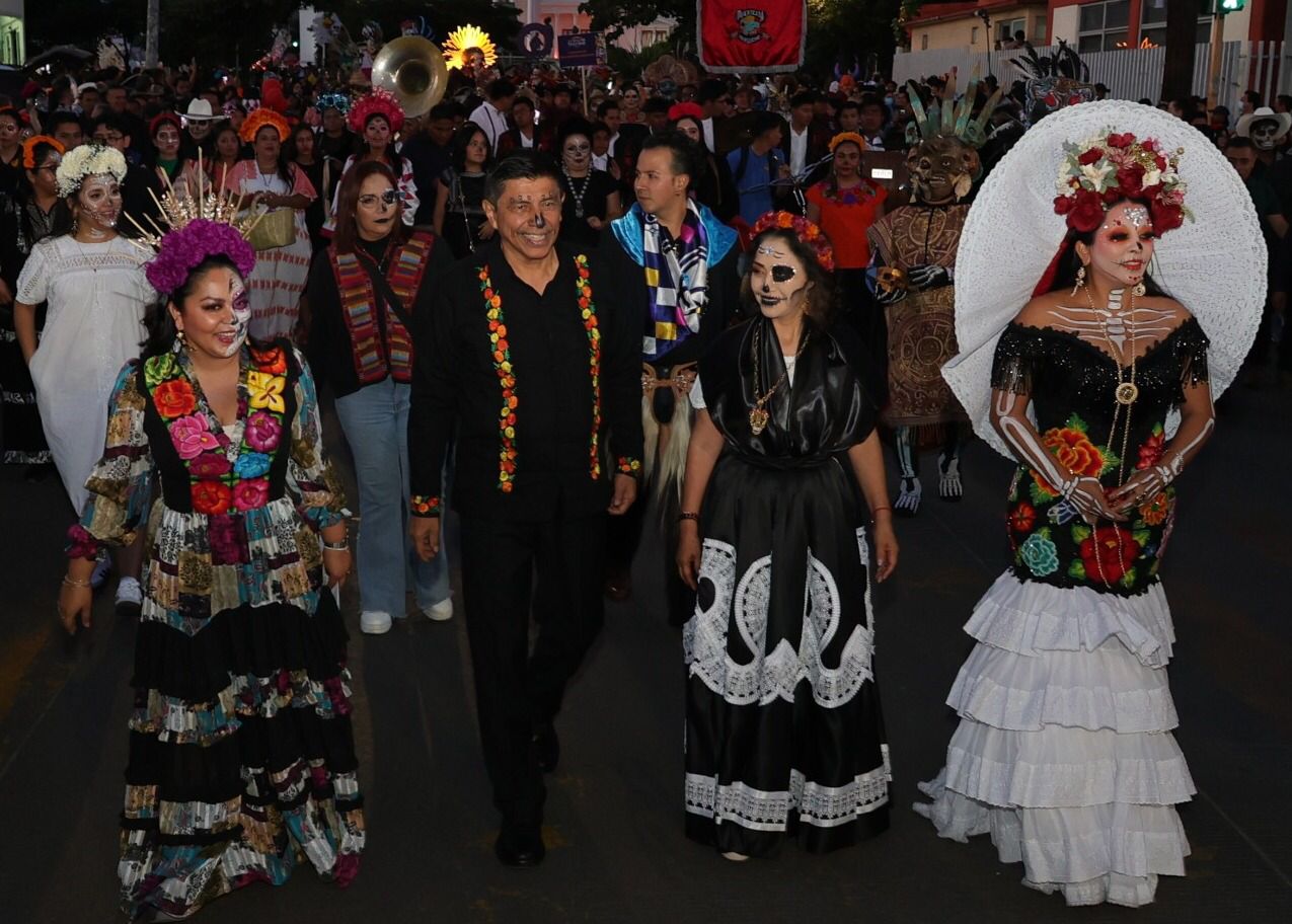 Color, tradición y calaveras inundan las calles con la Comparsa del Día de Muertos