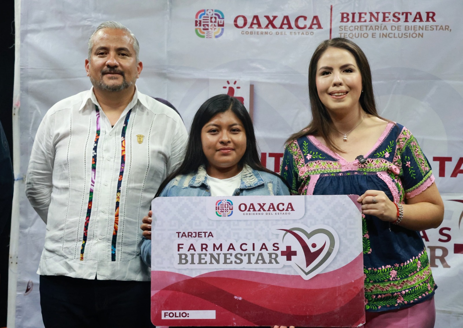 Entrega Sebienti tarjetas Farmacias Bienestar a  estudiantes de la UABJO