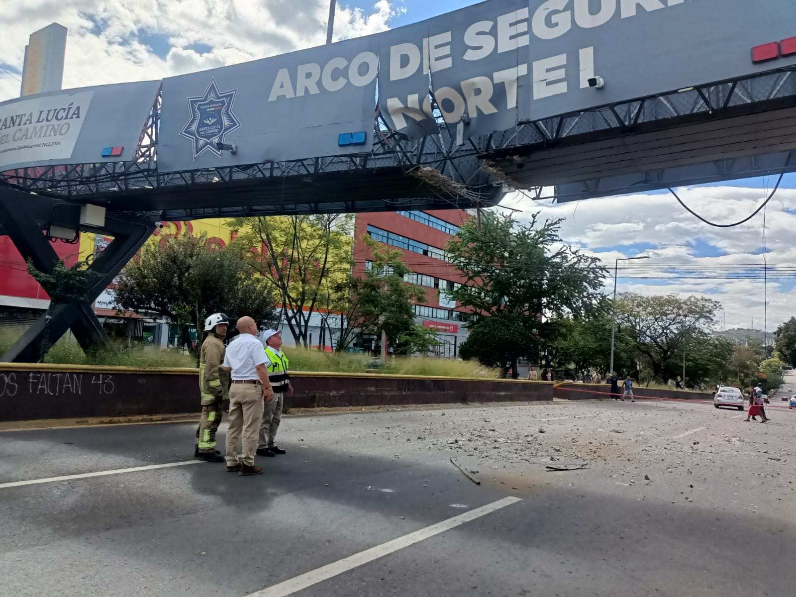 Suspendida la circulación vehicular y peatonal en el puente del Mercado Zonal Las Flores