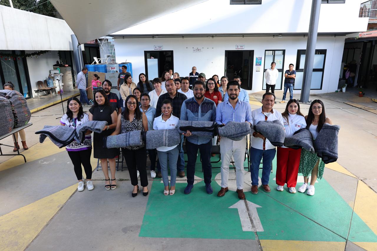 Invita DIF Oaxaca a sumarse a la colecta Abrigando Corazones 2024