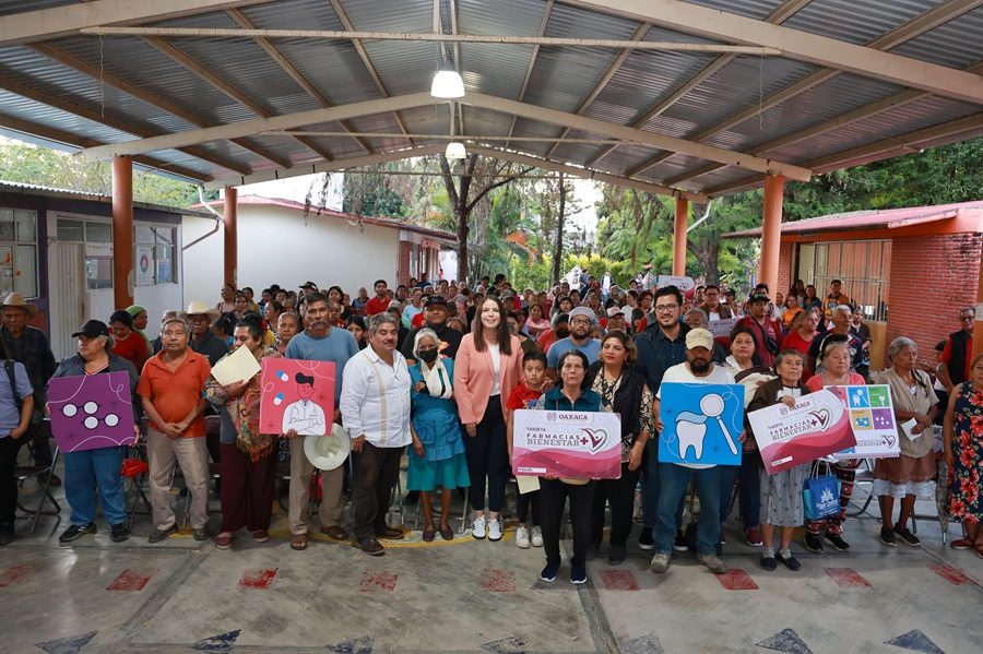 Reciben habitantes de San Bartolo Coyotepec tarjetas Farmacias Bienestar