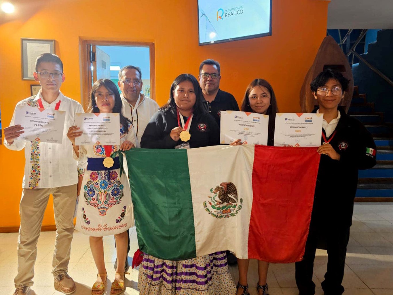 Ganan oro y plata estudiantes del Cobao en concurso internacional Infomatrix 2024